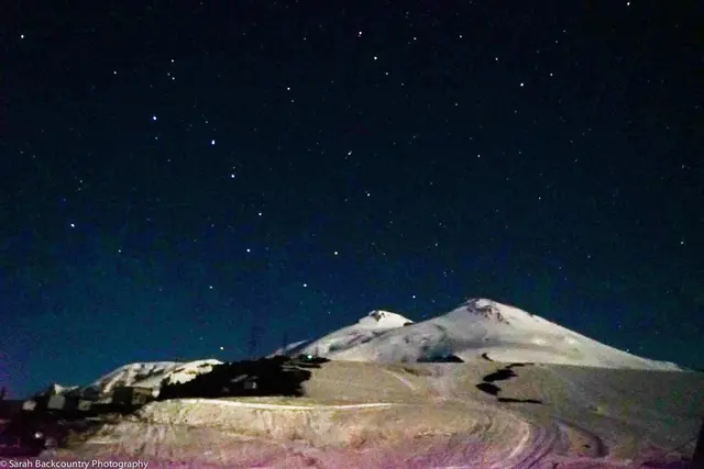北斗七星下的白色雙峰