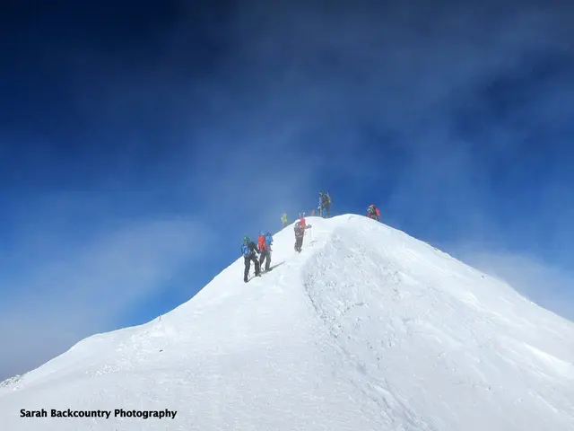 一行人接近厄爾布魯士山的西峰