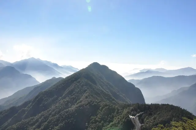 層巒護翼小劍山
