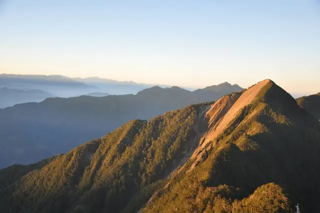 金黃岩壁佳陽山