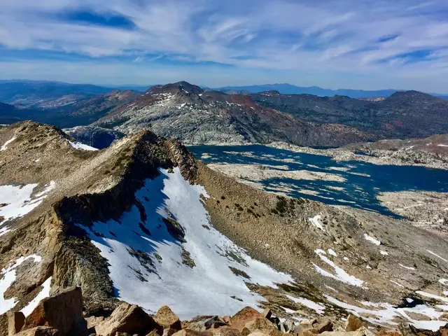 湛藍的湖水靜靜躺在 desolation wilderness,有種「回家」的感覺