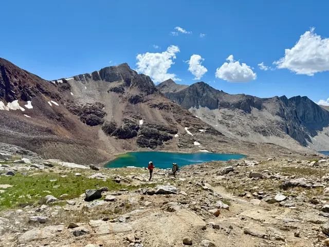 前進Pinchot Pass 的路上,行經Crater Mountain 和Mount Ickes。無名湖閃著彩虹般的光澤,令人讚嘆