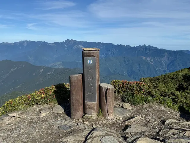 南湖與聖稜線