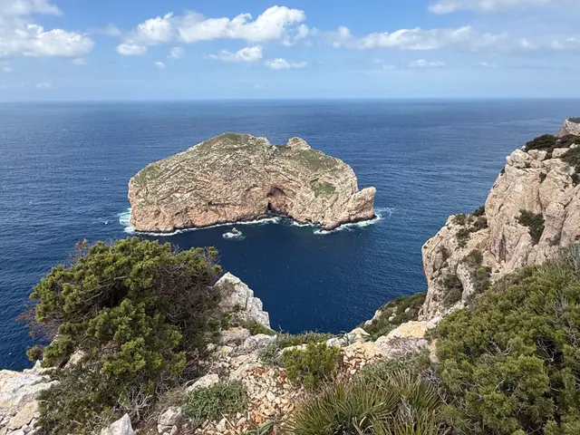 Isola di Foradada, 海浪長年侵蝕的白色石灰岩小島