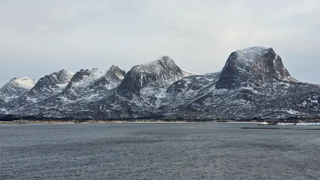 冰寒天凝,姊妹連峰