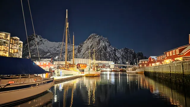 星浮霜峰雪,燈映夜泊舟