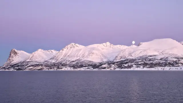 雪山出冰洋,粉紫灑晨曦
