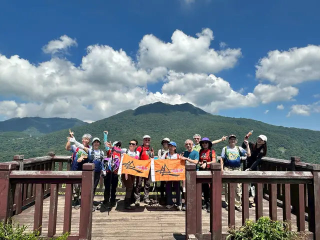 20250913紗帽山藍天白雲下快樂比劃
