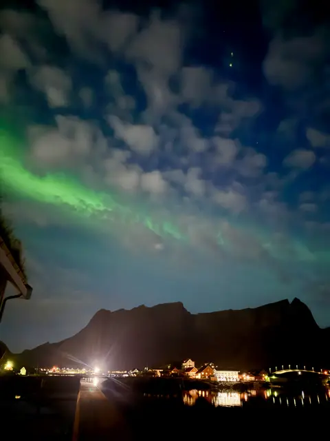 Norway 晚上的極光和跨海的陸橋街燈