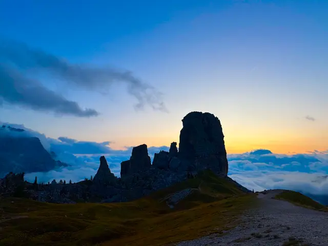 雲海之上,巨石之巔:清晨的五塔峰
