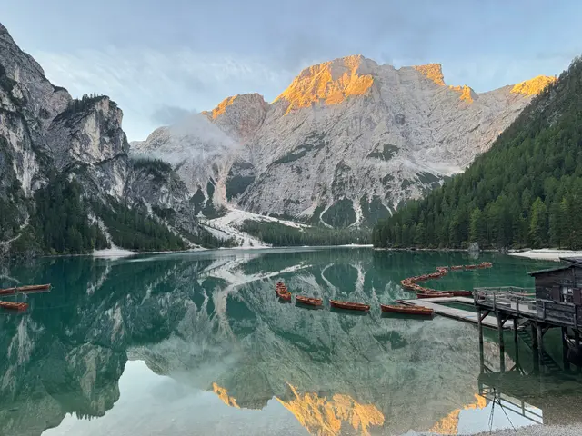 晨光、倒影與小木舟:Dolomites 的靜止時光