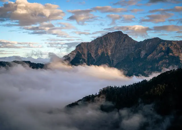 午後雲海簇擁的黑色奇萊北峰
