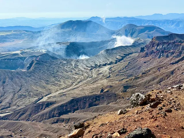 不停噴氣的阿蘇火山